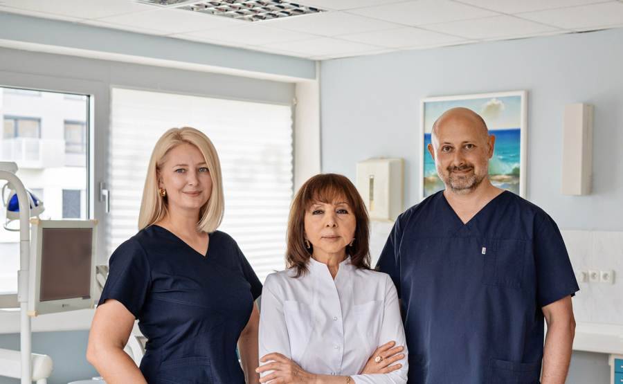 Tým kliniky DENTA-VITA – zubní lékaři a dentální hygienistka v Praze 13